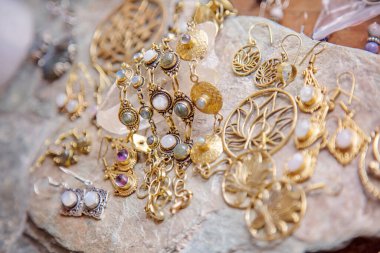 Doğal taşlı doğal mineral taşları olan pirinç mücevherler.