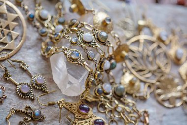 Doğal taşlı doğal mineral taşları olan pirinç mücevherler.