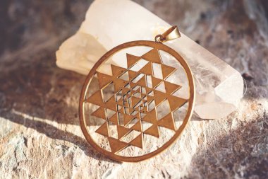 Tarafsız doğal arka planda dekoratif ruhani kutsal kolye