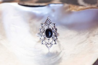 Beyaz kabuklu siyah akik mineral taşlı antik gümüş bir yüzük.