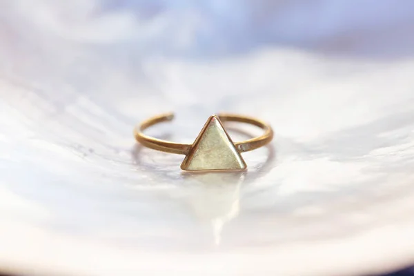 Mosazný Prsten Tvaru Trojúhelníku Bílém Pozadí Skořepiny — Stock fotografie