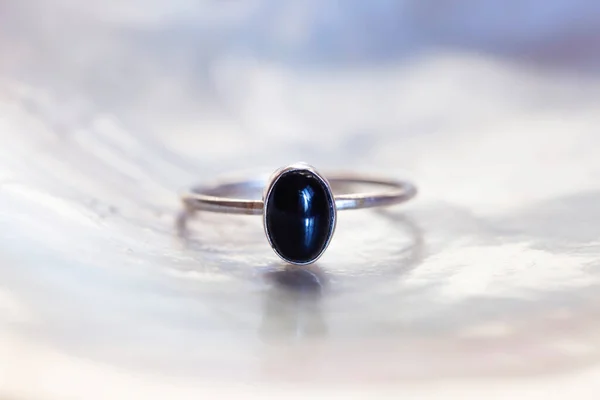 Anello Argento Antico Con Pietra Minerale Onice Nero Sfondo Guscio — Foto Stock