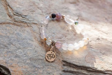 Gümüş kolye Sanskritçe om mineral boncuklar doğal kayalık zemin üzerinde bilezik