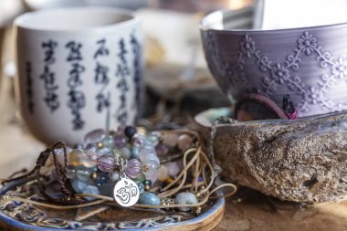 Fincanlar ve mücevherlerle dolu bir hayat.