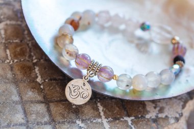 Doğal arka planda mineral taşından bilezikler.