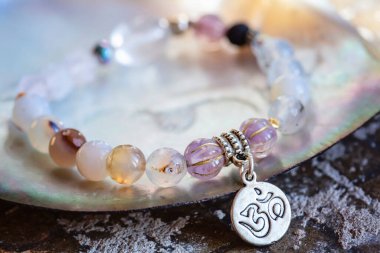 Doğal arka planda mineral taşından bilezikler.