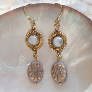 Ay taşı ve Çek cam boncuklu pirinçten küpeler.