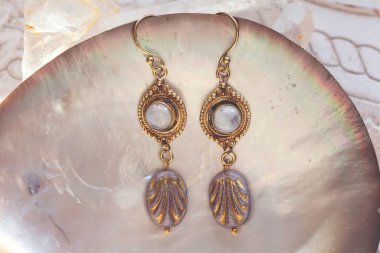 Ay taşı ve Çek cam boncuklu pirinçten küpeler.