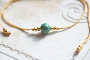 Mineral taşı boncuklu balmumu iplik minik zarif bilezik 