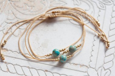 Mineral taşı boncuklu balmumu iplik minik zarif bilezik 