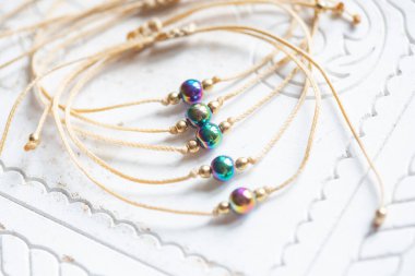 Mineral taşı boncuklu balmumu iplik minik zarif bilezik 