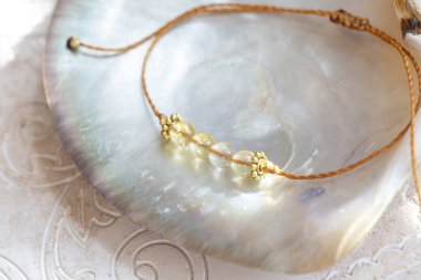 Citrine Mücevher, doğal kabuk arka planında küçük zarif bilezikler.