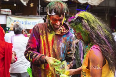 10 Mart 2020 'de Hindistan' ın Rajasthan kentinde Pushkar: İnsanlar Holi festivalini kutluyor, sokaklarda renk atıyor ve dans ediyor