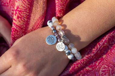 Mineral taşından bilezikler takan bir kadın. 