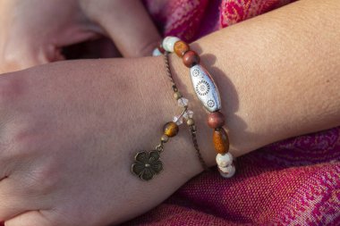Mineral taşından bilezikler takan bir kadın. 