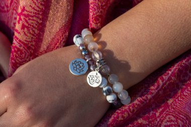 Mineral taşından bilezikler takan bir kadın. 