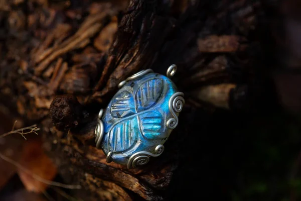 Pingente Labradorite Azul Sobre Fundo Natural Imagens Royalty-Free