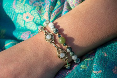 Mineral taşından bilezikler takan bir kadın. 