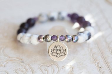 Doğal arka planda mineral taşı, yoga bileziği.