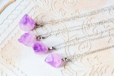 Gümüş zincir üzerinde Ametist işlenmemiş taş kolye