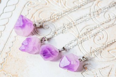 Gümüş zincir üzerinde Ametist işlenmemiş taş kolye