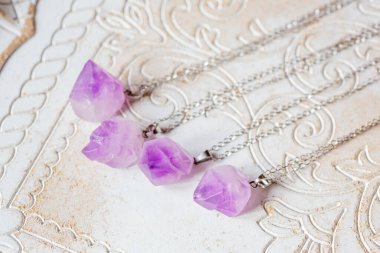 Gümüş zincir üzerinde Ametist işlenmemiş taş kolye
