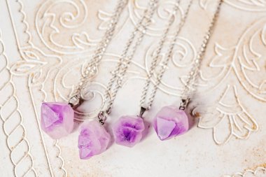 Gümüş zincir üzerinde Ametist işlenmemiş taş kolye