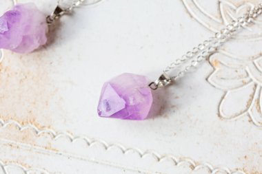 Gümüş zincir üzerinde Ametist işlenmemiş taş kolye