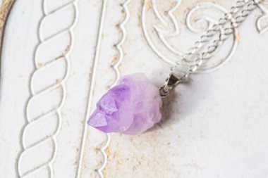 Gümüş zincir üzerinde Ametist işlenmemiş taş kolye