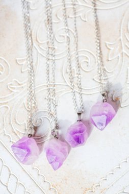 Gümüş zincir üzerinde Ametist işlenmemiş taş kolye