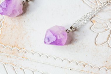 Gümüş zincir üzerinde Ametist işlenmemiş taş kolye