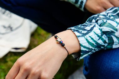 Kadın eli küçük değerli bir bilezik takıyor.