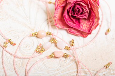 Pembe opal mineral değerli taştan bilezik pembe ipin üzerinde.