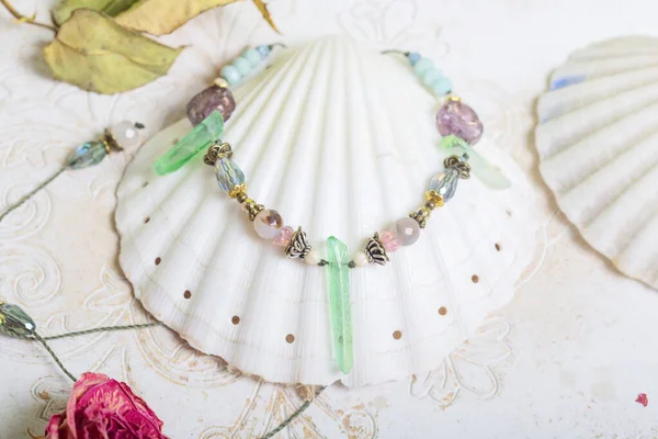 Crystal Křišťálové Šperky Náhrdelník Bílém Pozadí Shell — Stock fotografie