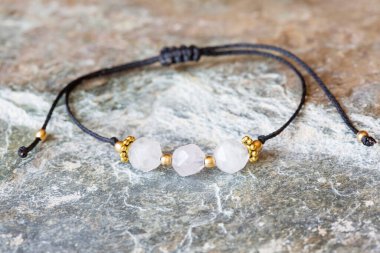 Gül kuvars küp doğal arka planda mineral taş boncuk bileziği