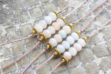 Morganit küpü doğal arka planda mineral taş boncuk bileziği kesimi