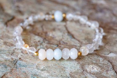 Morganit küpü doğal arka planda mineral taş boncuk bileziği kesimi