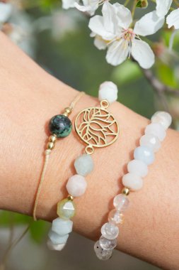 Popüler mineral mineral boncuk yoga bilezikleri takan bir kadın. 