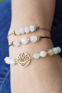 Popüler mineral mineral boncuk yoga bilezikleri takan bir kadın. 