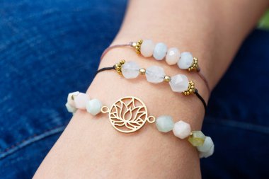 Popüler mineral mineral boncuk yoga bilezikleri takan bir kadın. 