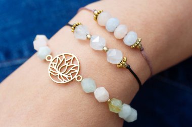 Popüler mineral mineral boncuk yoga bilezikleri takan bir kadın. 
