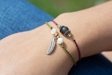 Popüler mineral mineral boncuk yoga bilezikleri takan bir kadın. 