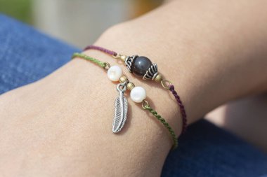 Popüler mineral mineral boncuk yoga bilezikleri takan bir kadın. 