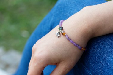 Popüler mineral mineral boncuk yoga bilezikleri takan bir kadın. 