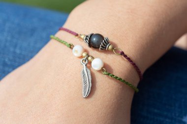 Popüler mineral mineral boncuk yoga bilezikleri takan bir kadın. 