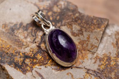 Kayalık zeminde gümüş metal mineral taş kolye