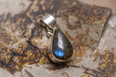 Kayalık zeminde gümüş metal mineral taş kolye