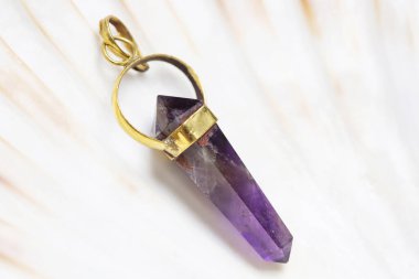 Beyaz kabuk üzerinde metal çerçeve mineral taş kolye