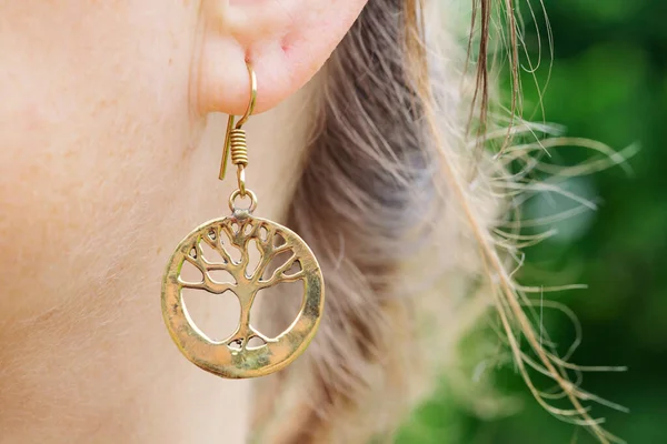 Detalle Exterior Oreja Femenina Con Pendientes Metal Forma Árbol Imagen de archivo