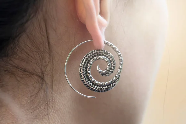 Girl Wearing Silver Plated Brass Indian Earrings Spiral Shape — Foto Stock